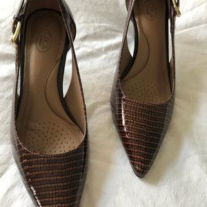 Circa Joan and David Pumps, "Callalily"